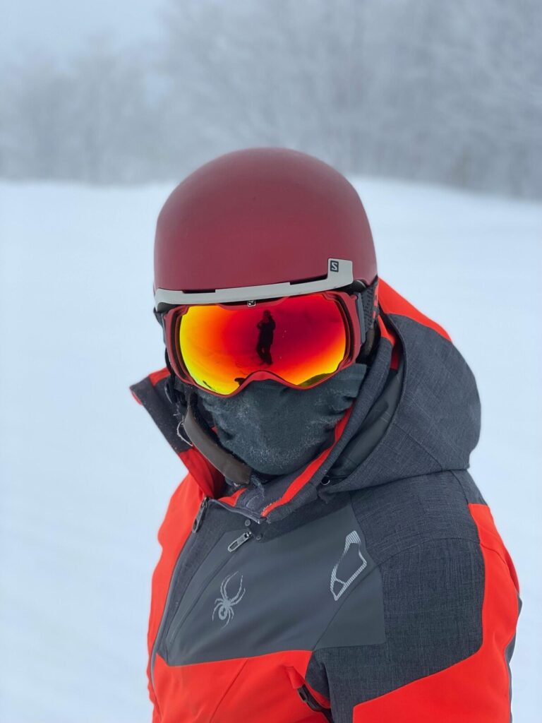 chusta sportowa ubrana przez narciarza