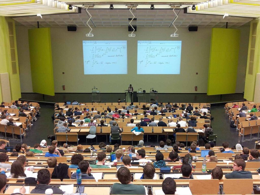 Gadzet z logo uczelni - promocja placówki Gadzet z logo uczelni może pomóc w promocji wśród nowych kandydatów